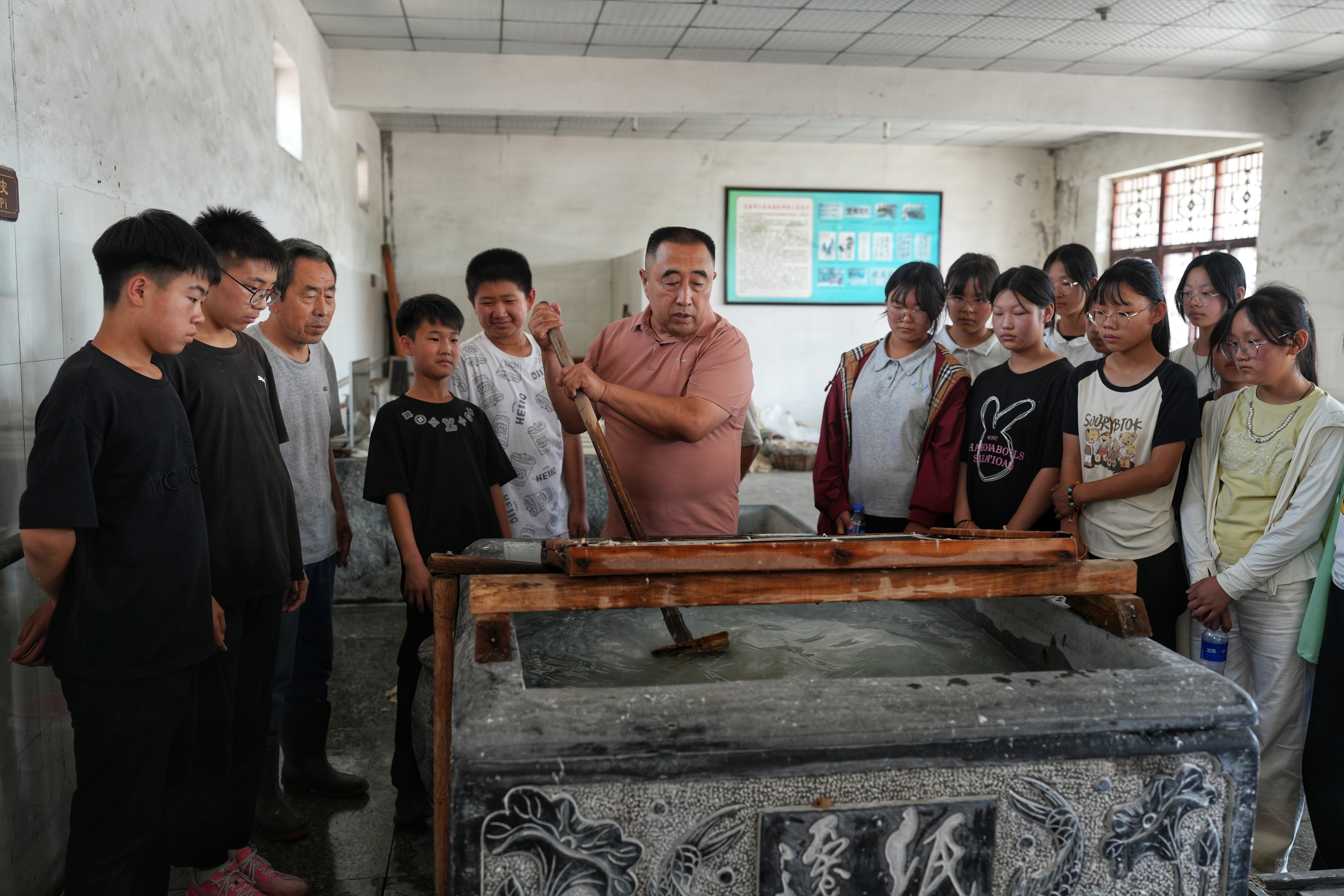 河北迁安：童心探非遗 迁纸传薪火_fororder_近日，迁安市阎家店镇完全小学学生正在参观抄纸。张泽慧摄