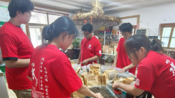 河北沧州：暑假在田间地头寻找青春答案