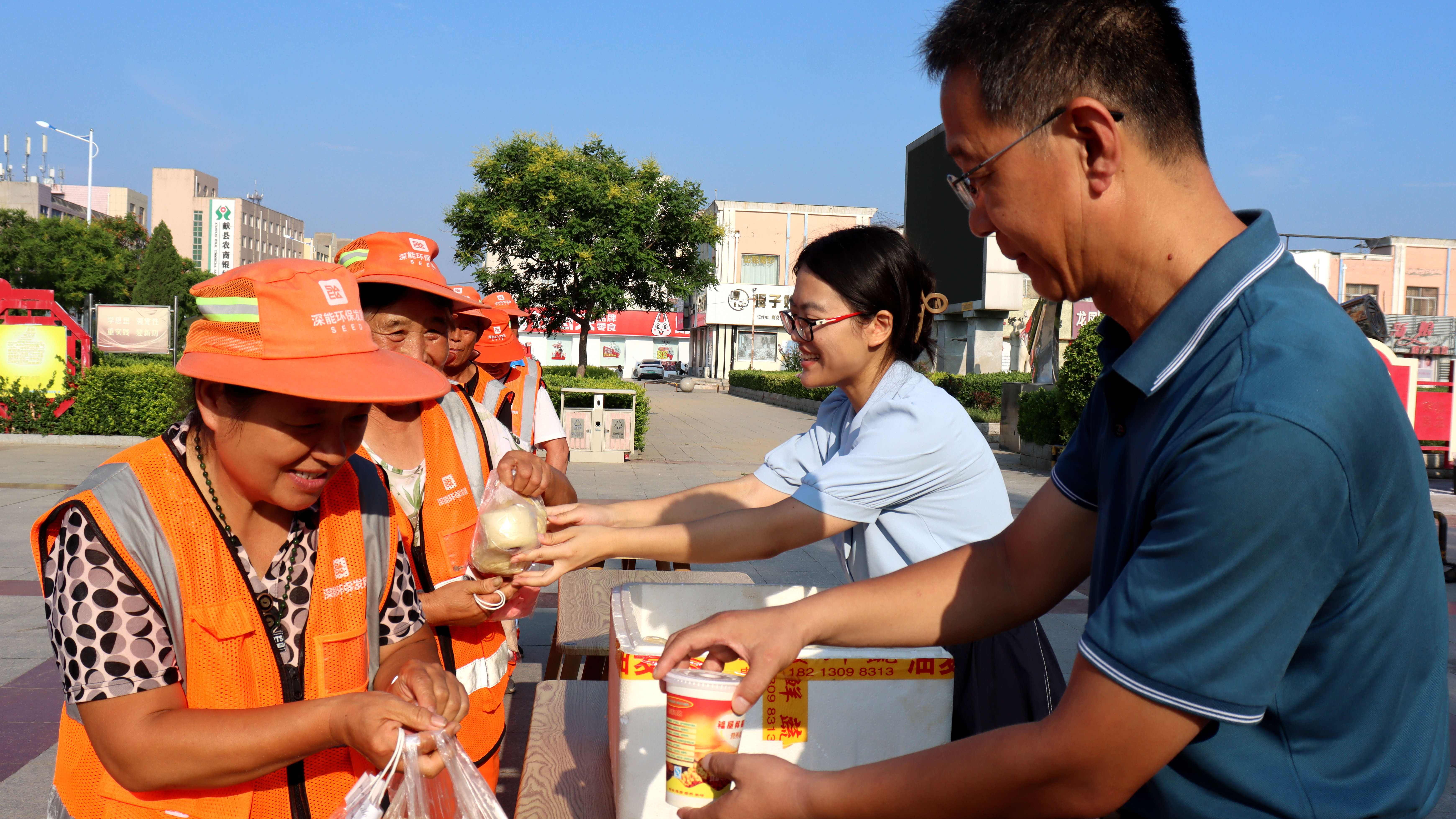 河北献县：情系劳动者 夏日送清凉
