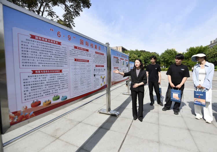 河北省迁安市开展“6·9国际档案日”宣传活动_fororder_工作人员向市民介绍档案相关知识。梁玉水摄.JPG
