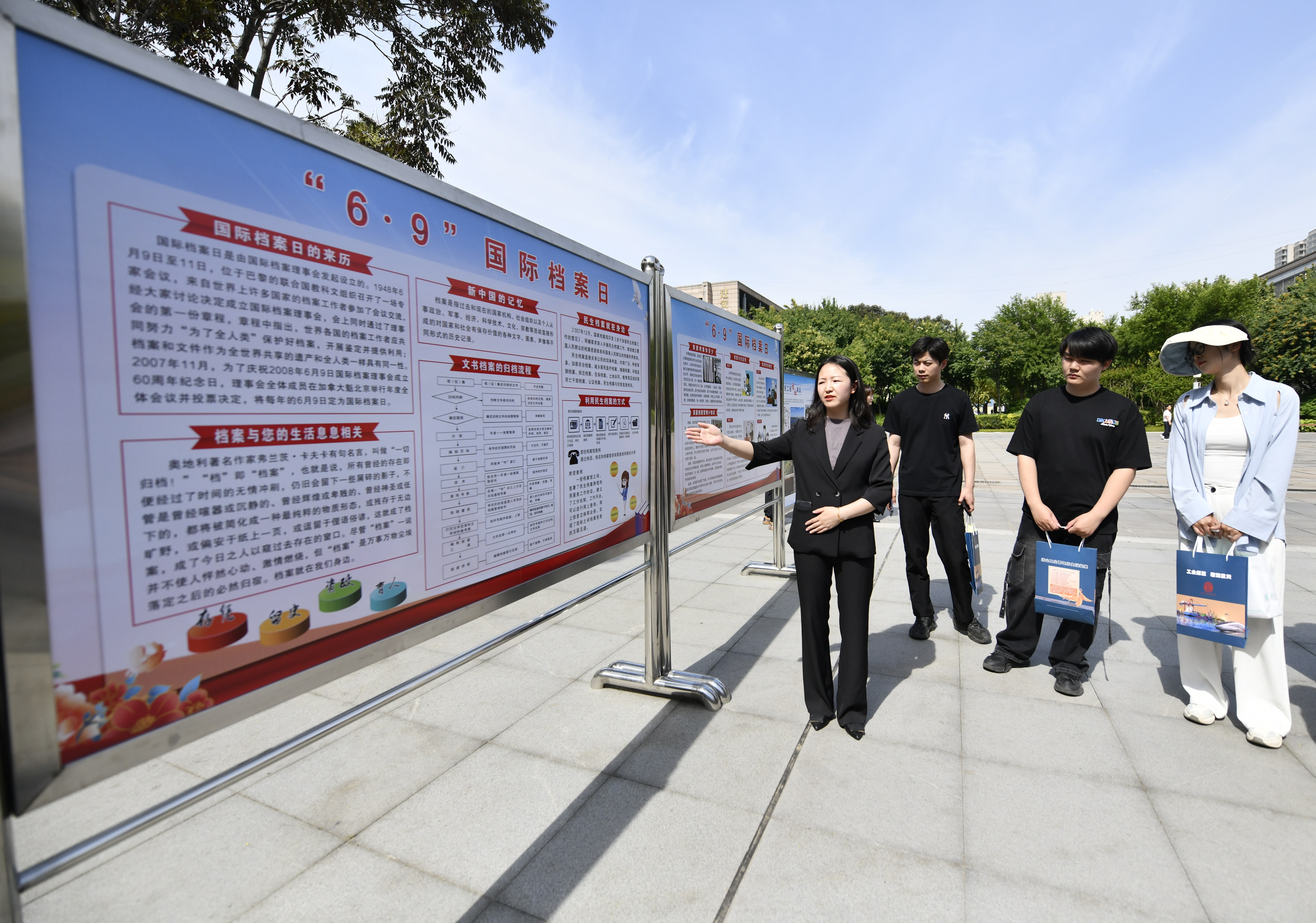 河北省迁安市开展“6·9国际档案日”宣传活动_fororder_工作人员向市民介绍档案相关知识。梁玉水摄.JPG