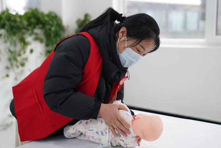 保定清苑：“河北福嫂”家政服务业（育婴员）技术操作竞赛开赛_fororder_参赛选手“新生儿呛奶急救”实操考核现场。摄影 王磊