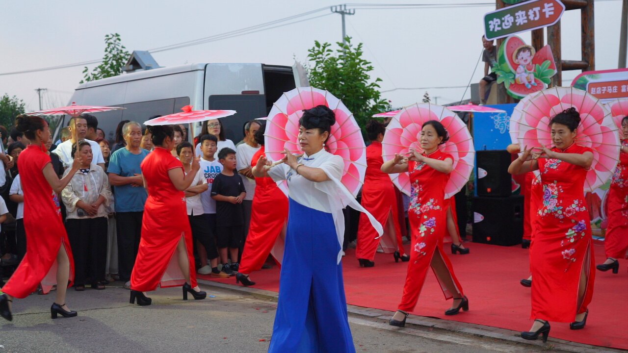 河北迁安：“硒” 望田园 “瓜”分甜蜜​_fororder_在西瓜节上，群众进行旗袍秀表演。 郭强 摄.JPG