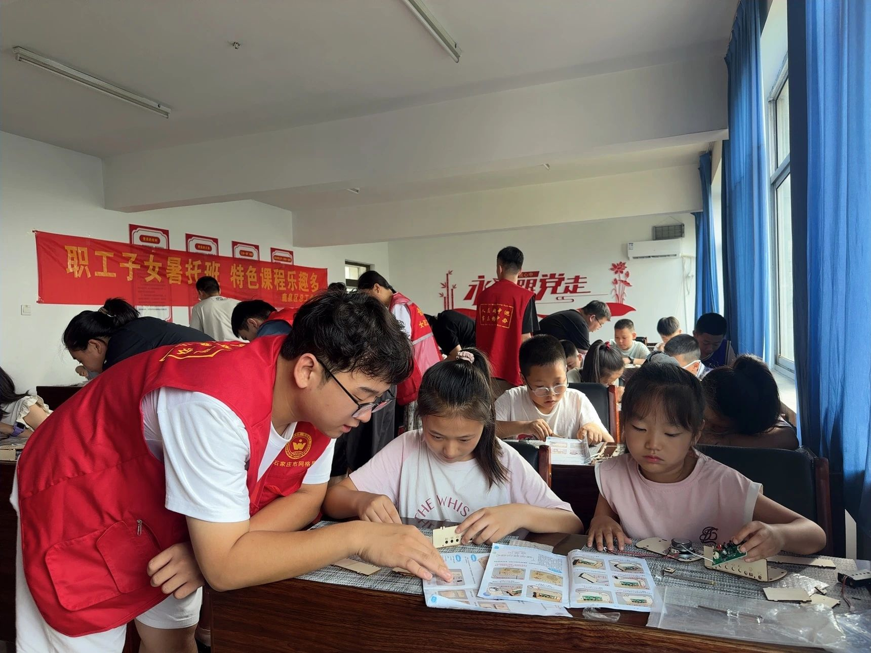 石家庄市鹿泉区：拧螺丝 听电波 跟着小工匠玩转收音机_fororder_图片2