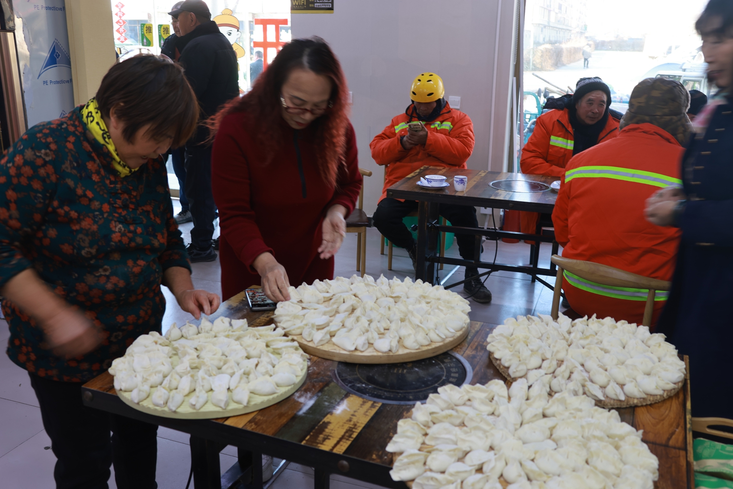 图片默认标题_fororder_环卫工人们同包暖心饺 摄影 康胜.JPG