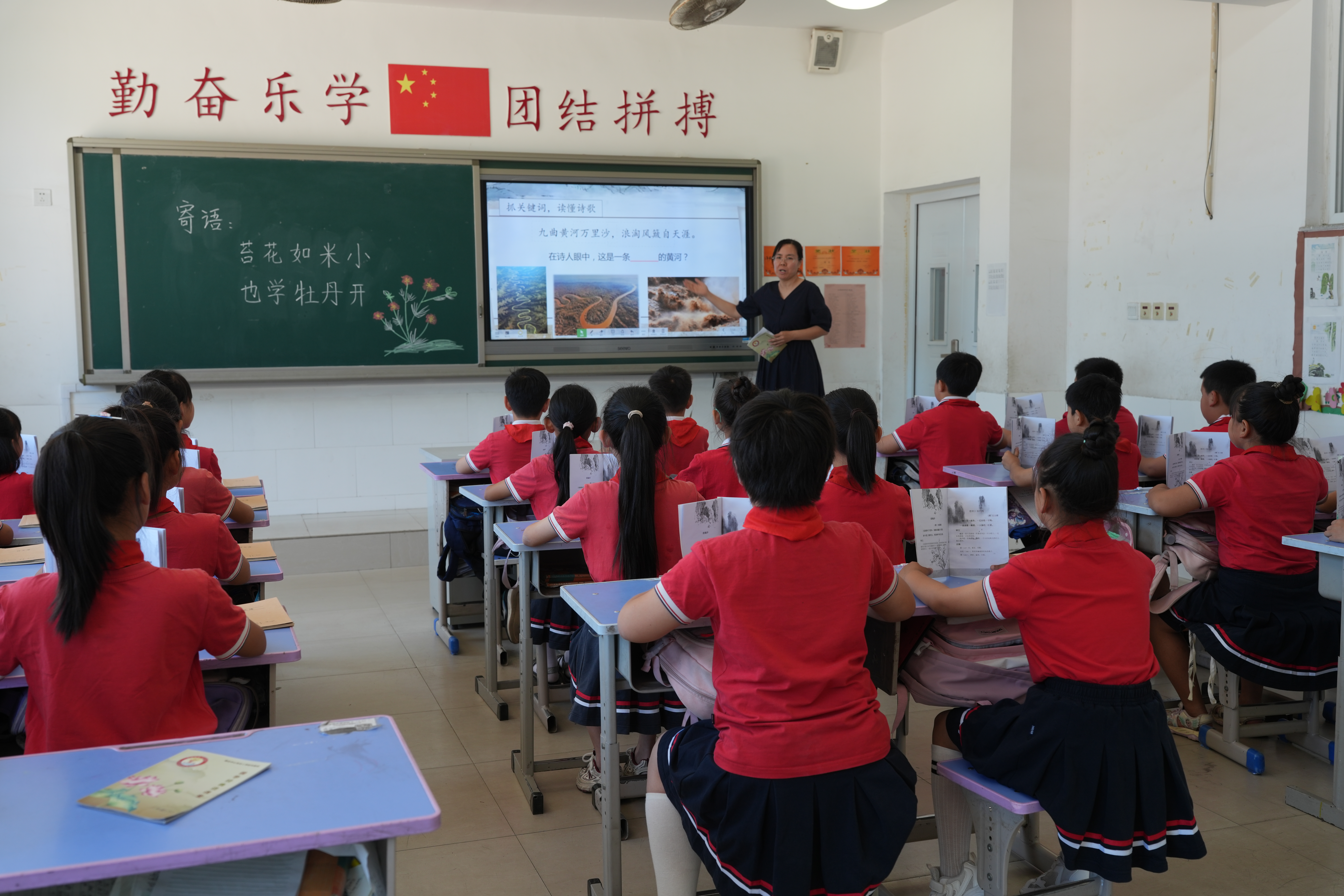 河北迁安：传承国学经典 培育儒雅少年_fororder_图为迁安市彭店子镇霍庄小学学生正在上国学课。张泽慧摄.JPG
