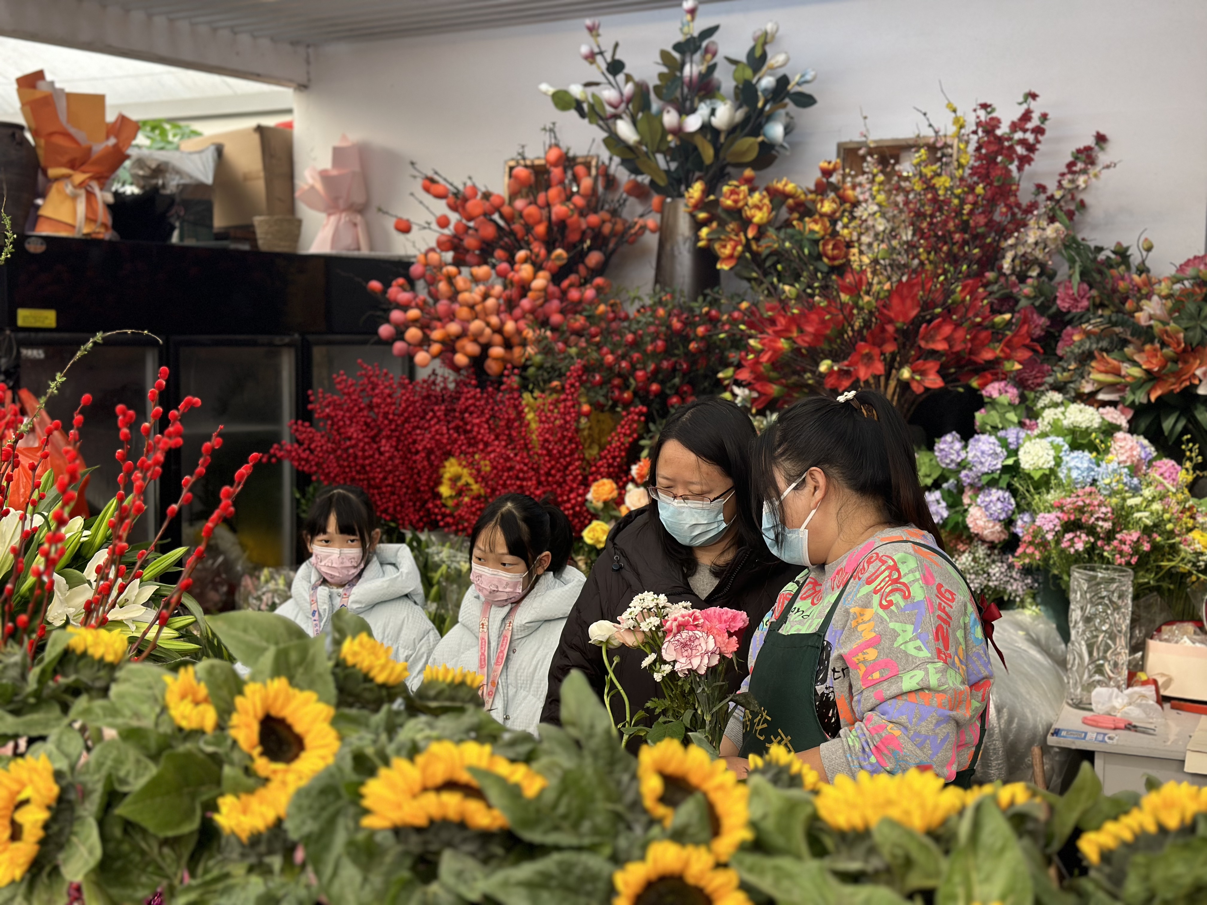 河北保定：鲜花市场春意浓