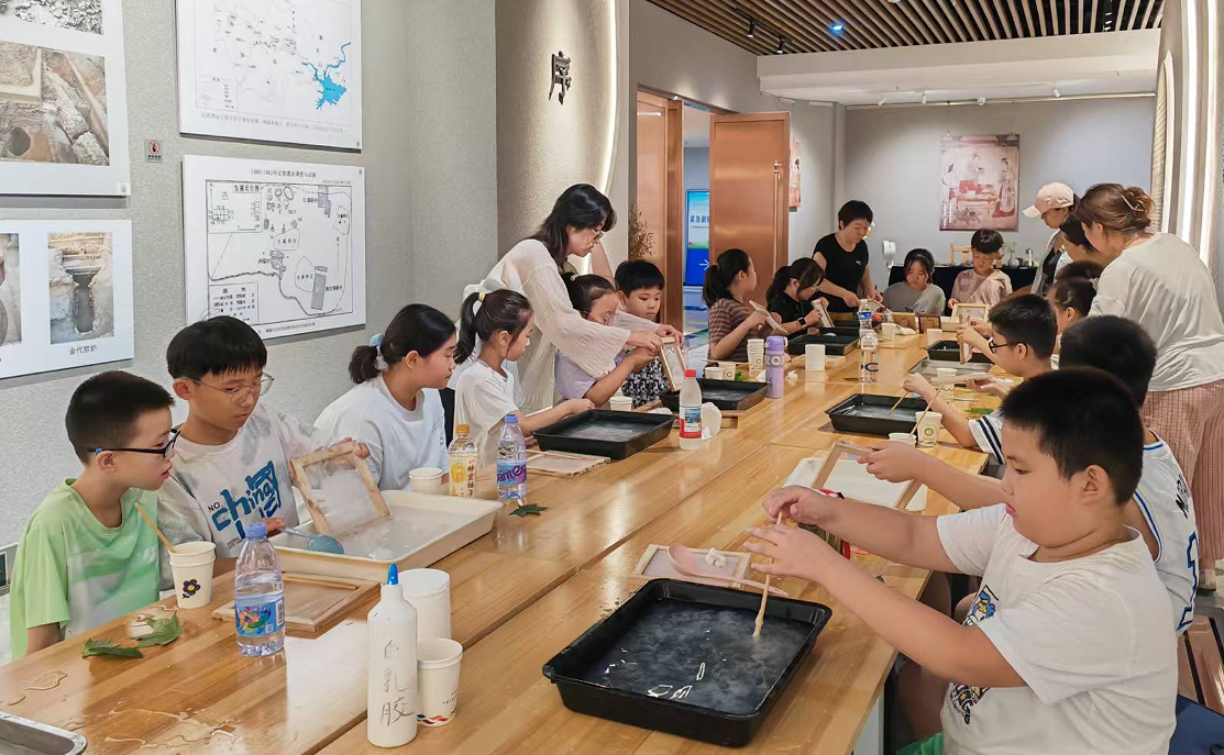 河北曲阳：童心巧手造古纸 一帘纸韵传千年_fororder_图片2