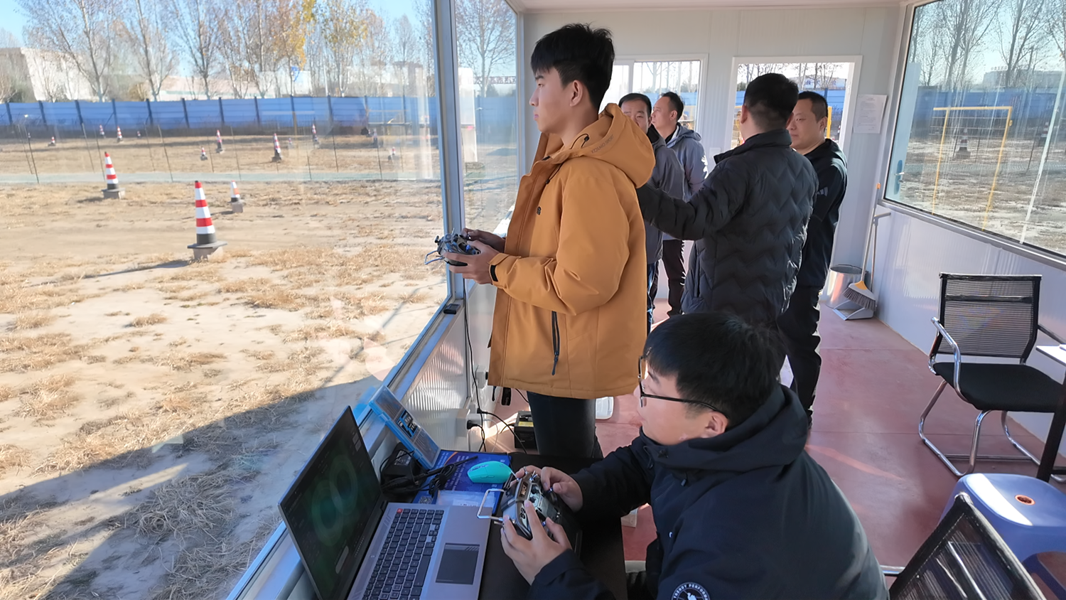 图片默认标题_fororder_现场进行实操教学 摄影 田嘉成