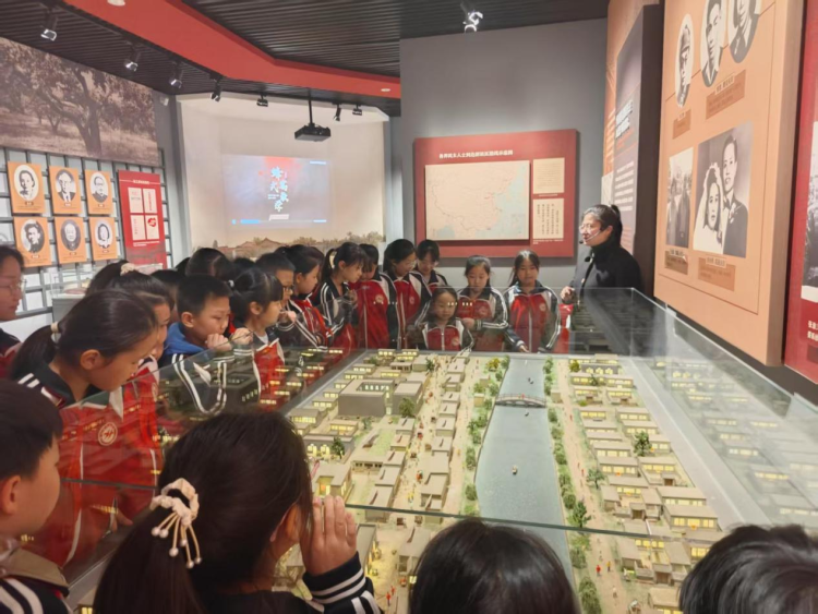 河北泊头组织开展“百万青少年进国防教育基地”活动_fororder_图片 1