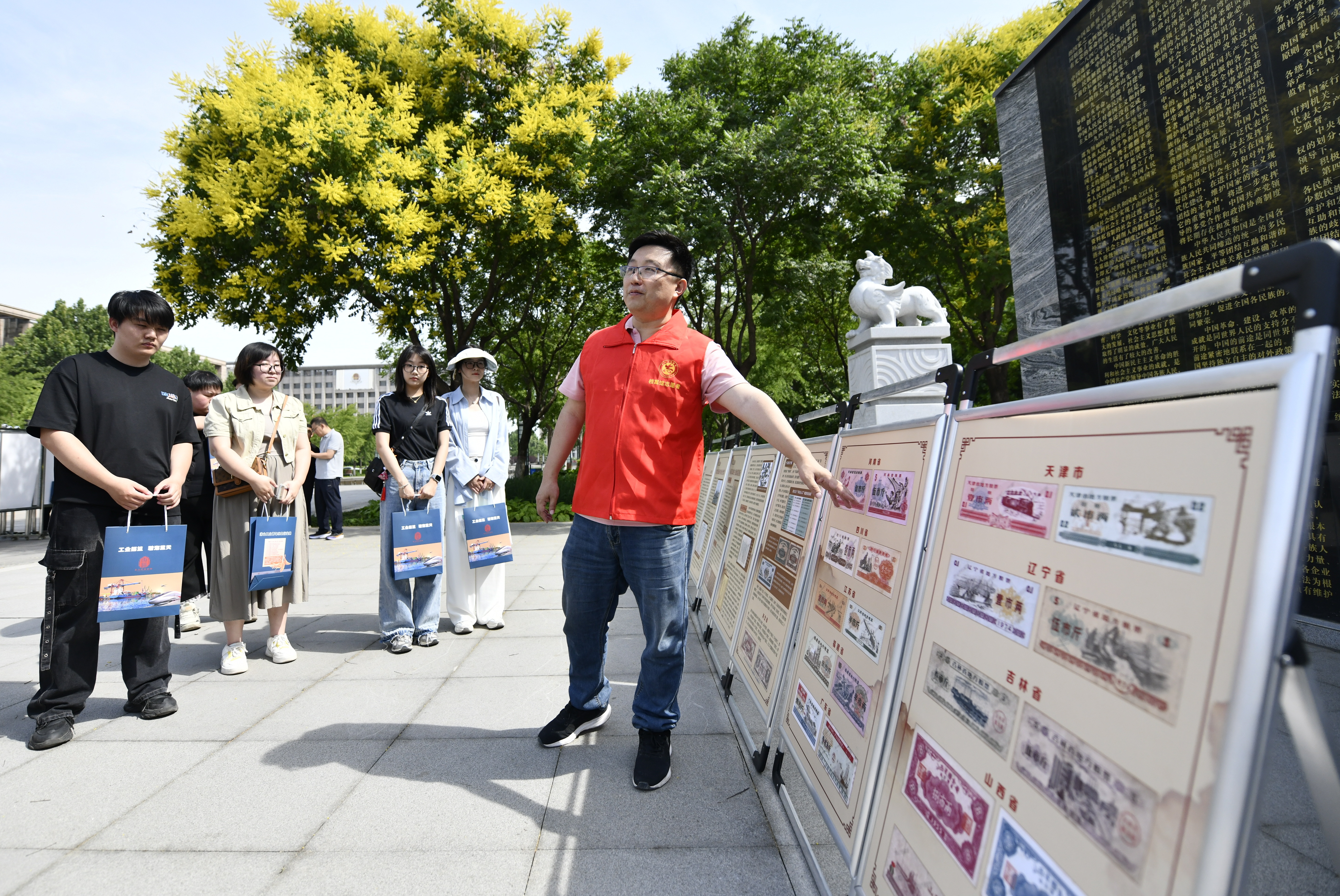 河北省迁安市开展“6·9国际档案日”宣传活动_fororder_工作人员向市民介绍档案里的生活票证。梁玉水摄.JPG