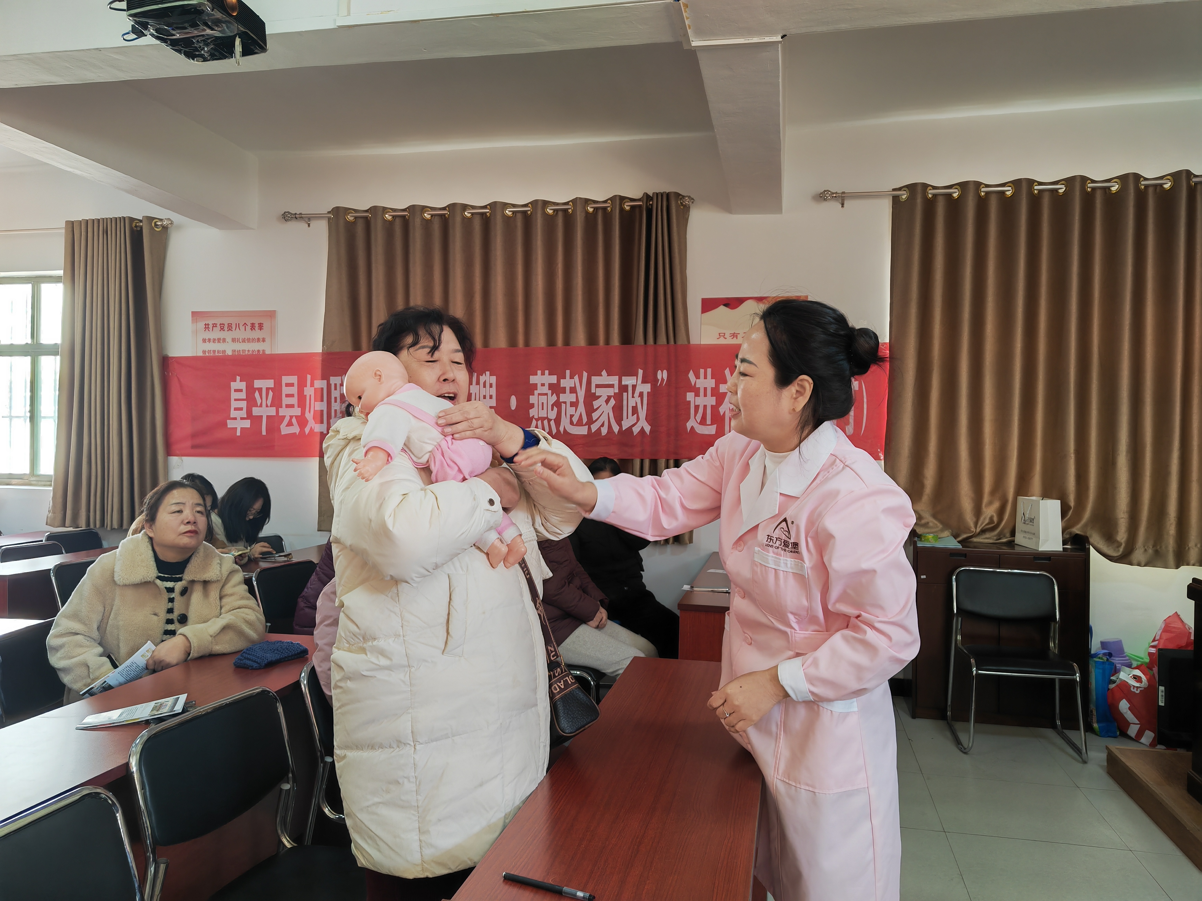 保定阜平：巾帼家政进社区 赋能妇女新生活_fororder_居民亲自上手为婴儿模型进行抚摸和被动操操作。王赟摄