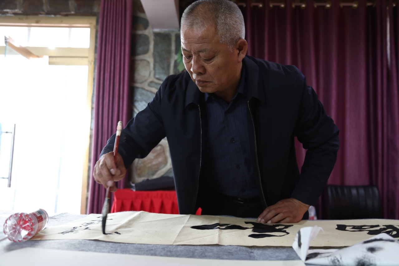 保定市满城区乡村振兴文化行活动走进龙门山庄_fororder_书法名家创作  摄影 张丽娟