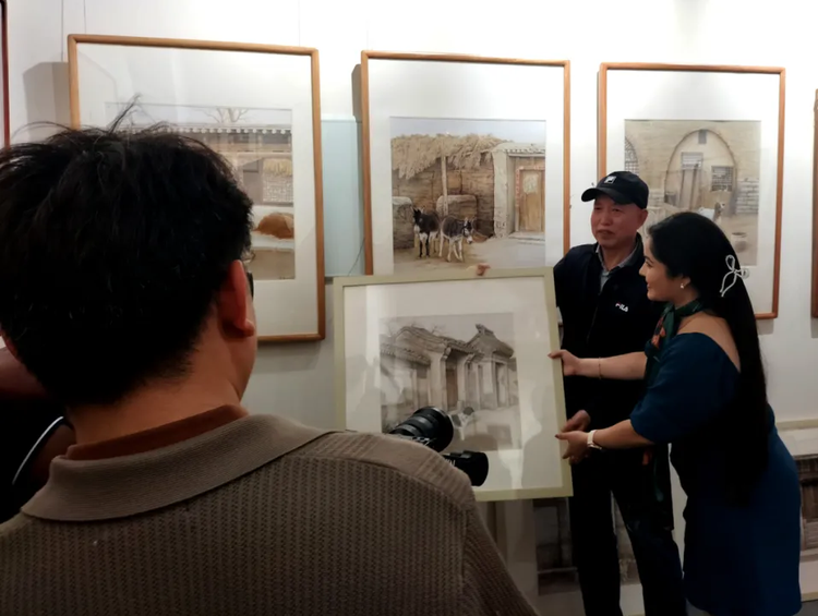 漫步中国·河北行丨斯里兰卡国家电视台摄制组走进石家庄体验“烙”笔生“画”