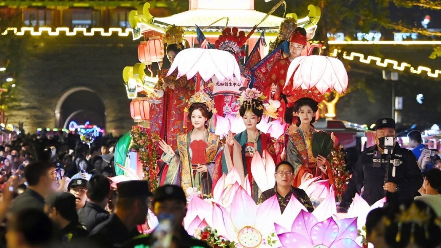 河北正定：汉服巡游热古城