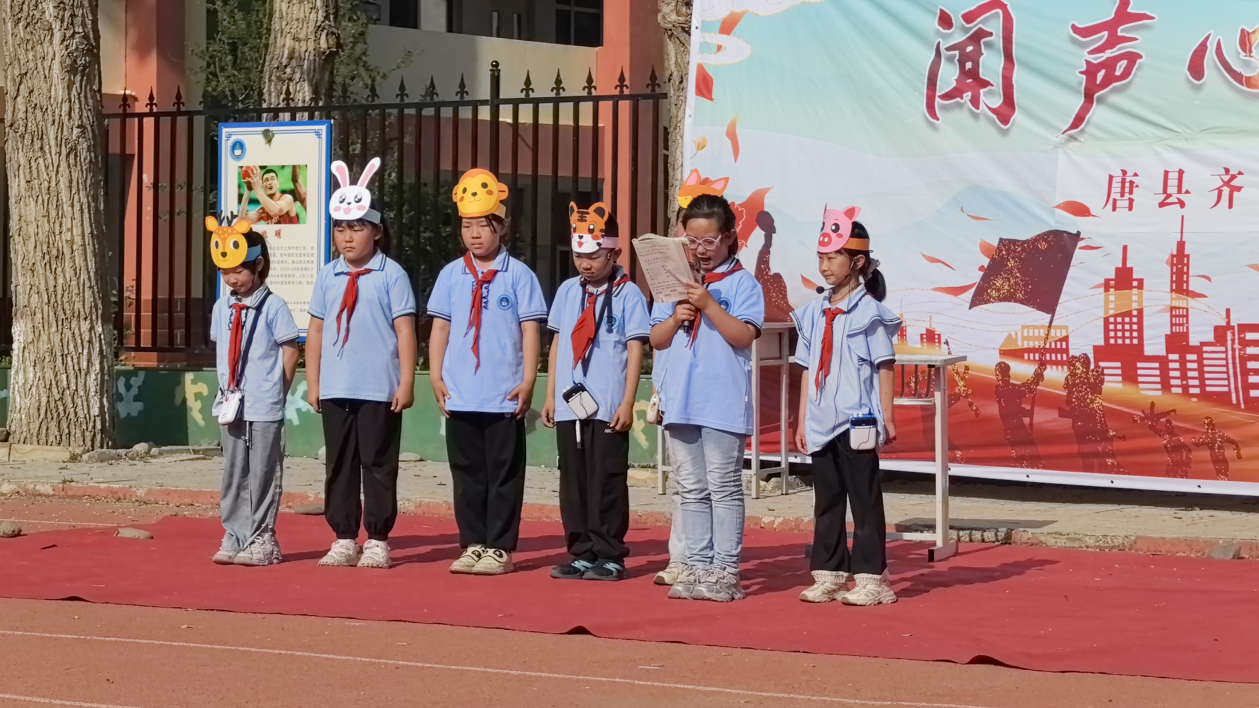 课本“活”起来，经典“动”起来_fororder_小学生们表演课本剧《狐假虎威》  摄像胡博涵