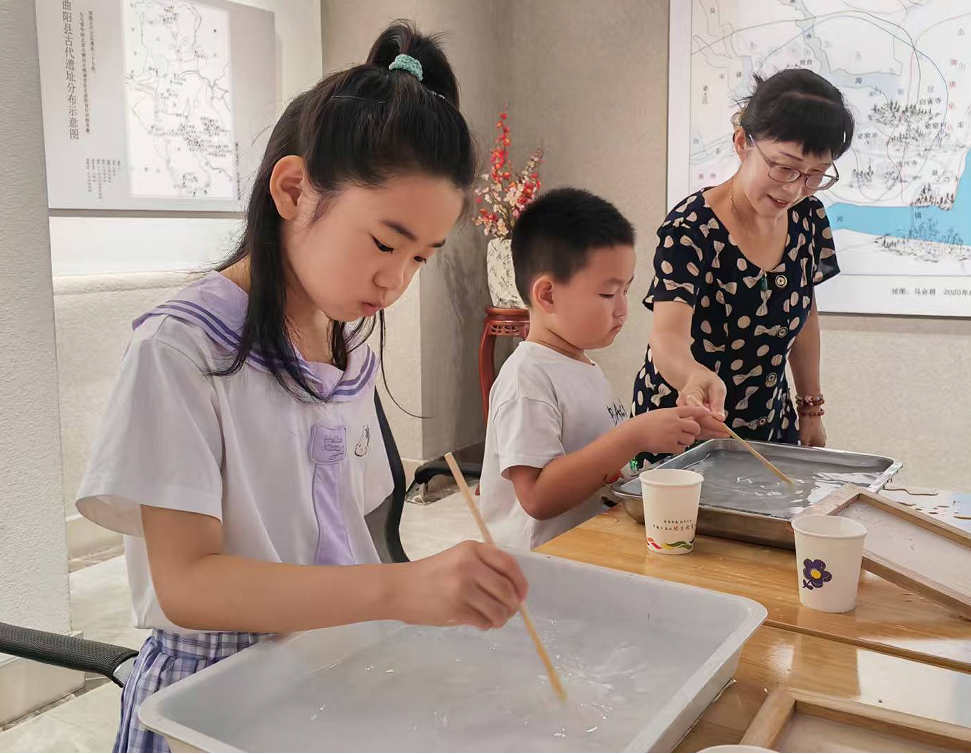 河北曲阳：童心巧手造古纸 一帘纸韵传千年_fororder_图片1