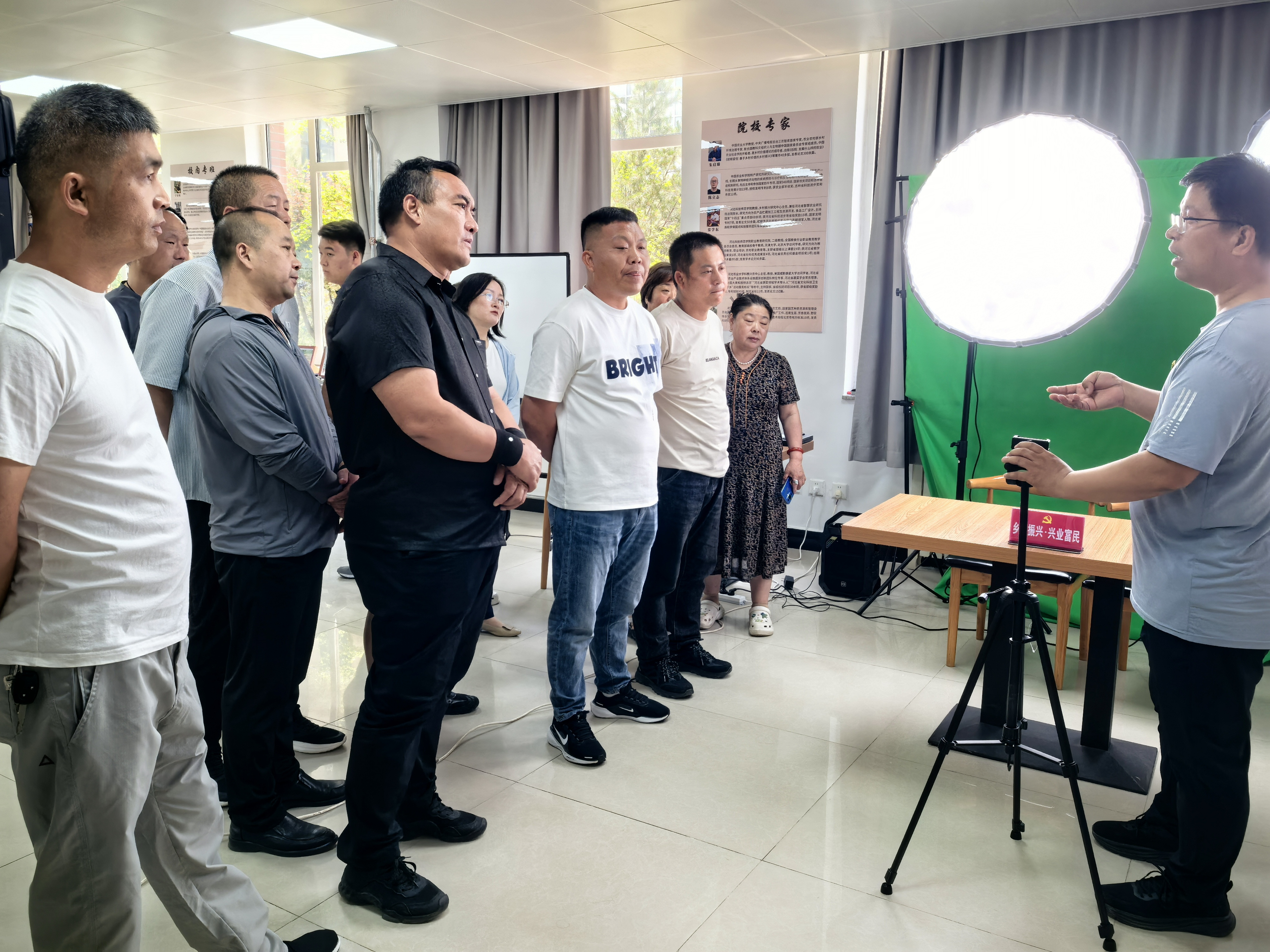 迁安市五重安镇激活自媒体赋能乡村振兴新动能_fororder_迁安市职教中心专业教师进行直播带货专题讲解。