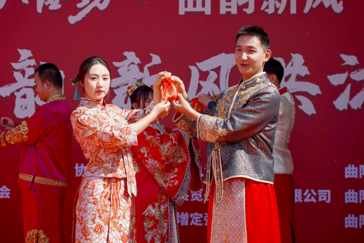 河北曲阳：集体婚礼弘扬婚育新风_fororder_图片2