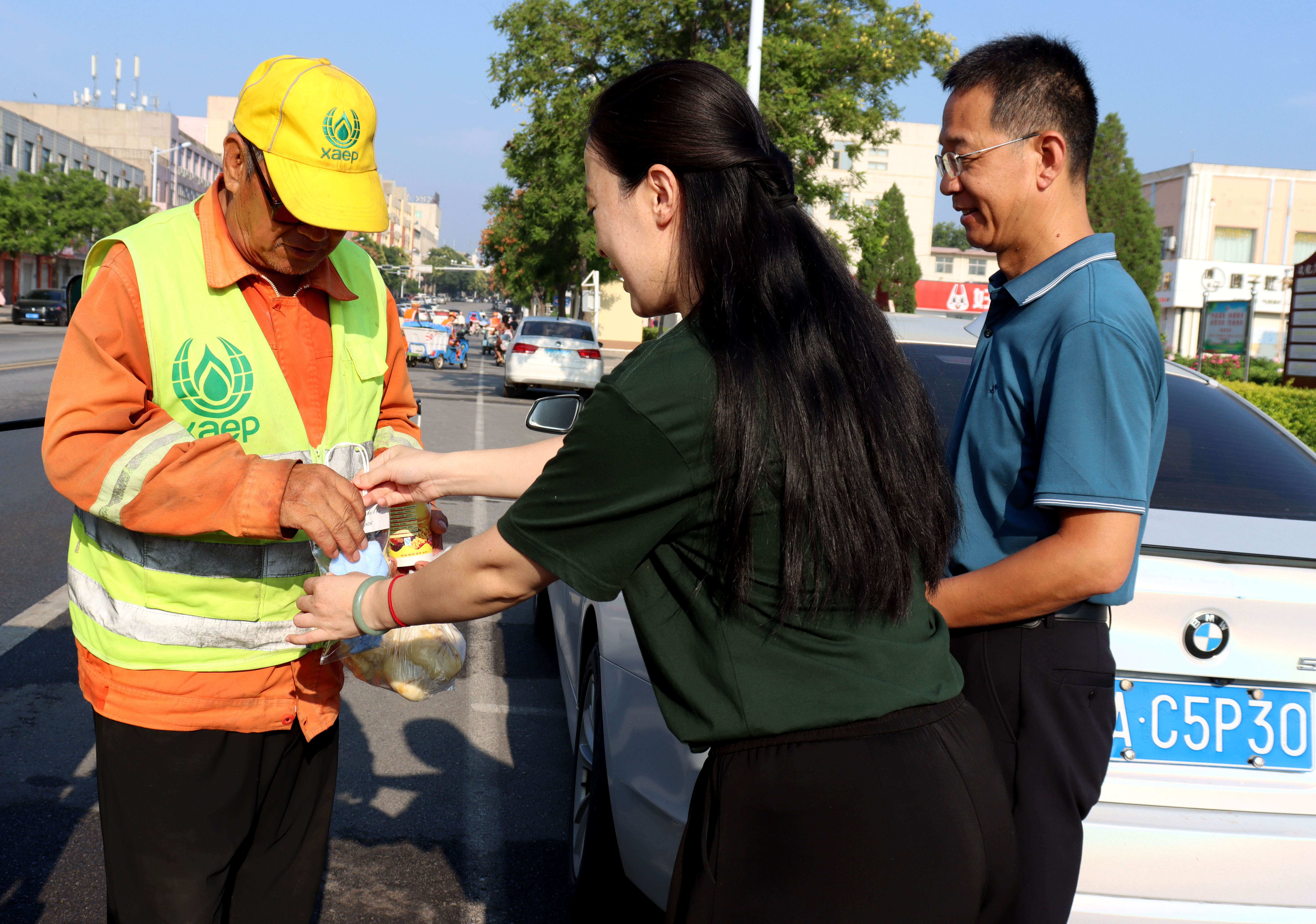 河北献县：情系劳动者 夏日送清凉_fororder_图片4