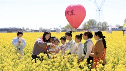 保定市满城区：花海飘香传法韵 普法惠民伴春游