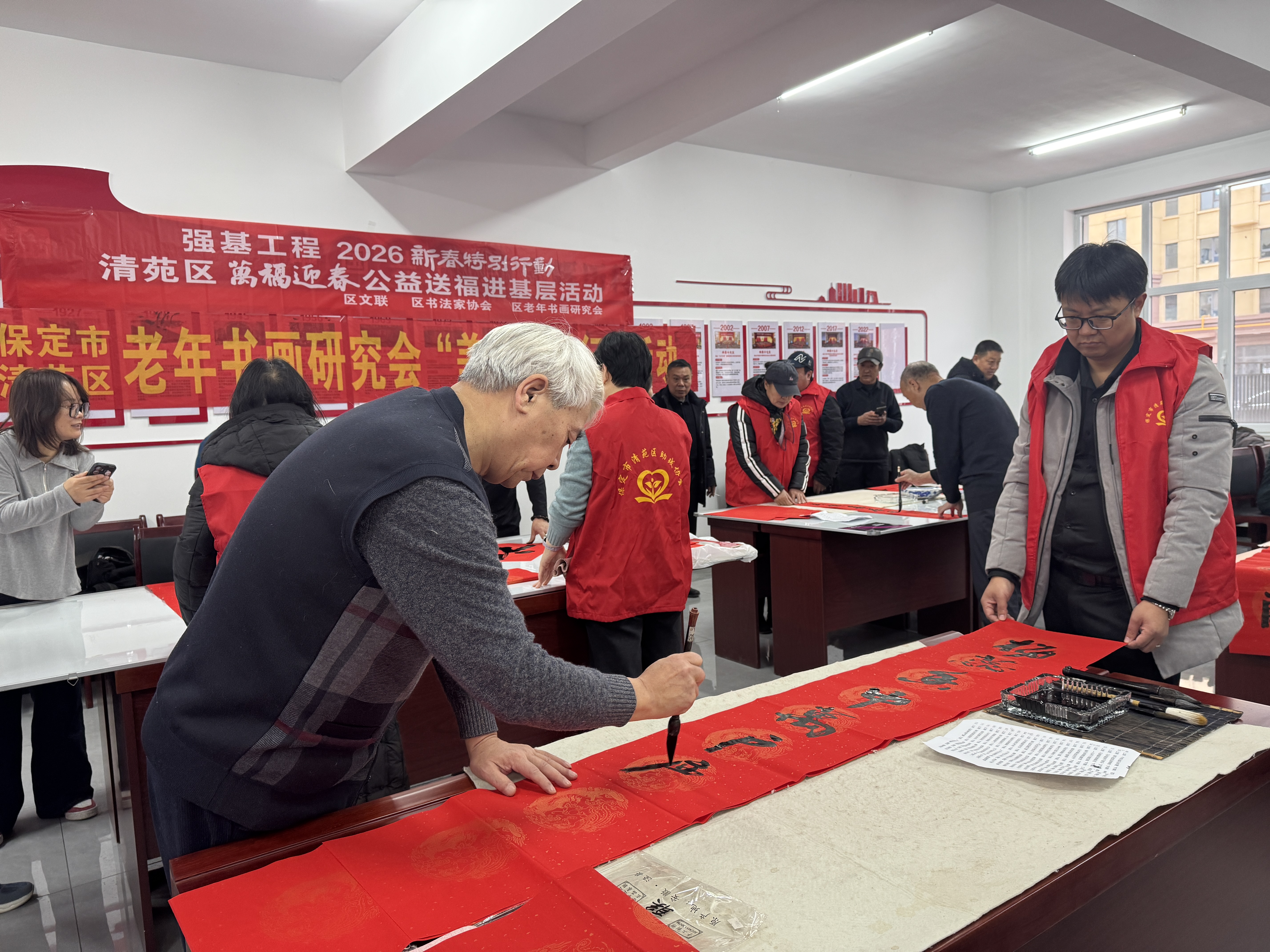 图片默认标题_fororder_清苑区“万福迎春公益送福进基层”活动现场。摄影 王俊