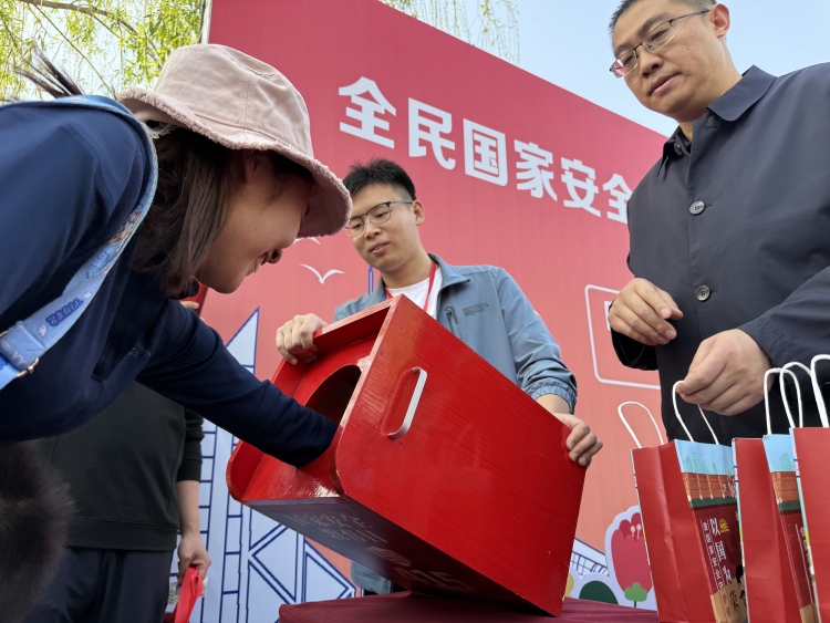河北唐县：扎实开展“全民国家安全教育 走深走实十周年”宣传活动_fororder_活动抽奖现场 王莹摄