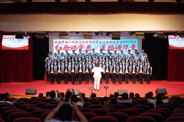 河北迁安：医护人员唱响爱国最强音_fororder_图为迁安市人民医院医疗集团医护人员正在演唱《祖国不会忘记》。张泽慧摄.JPG