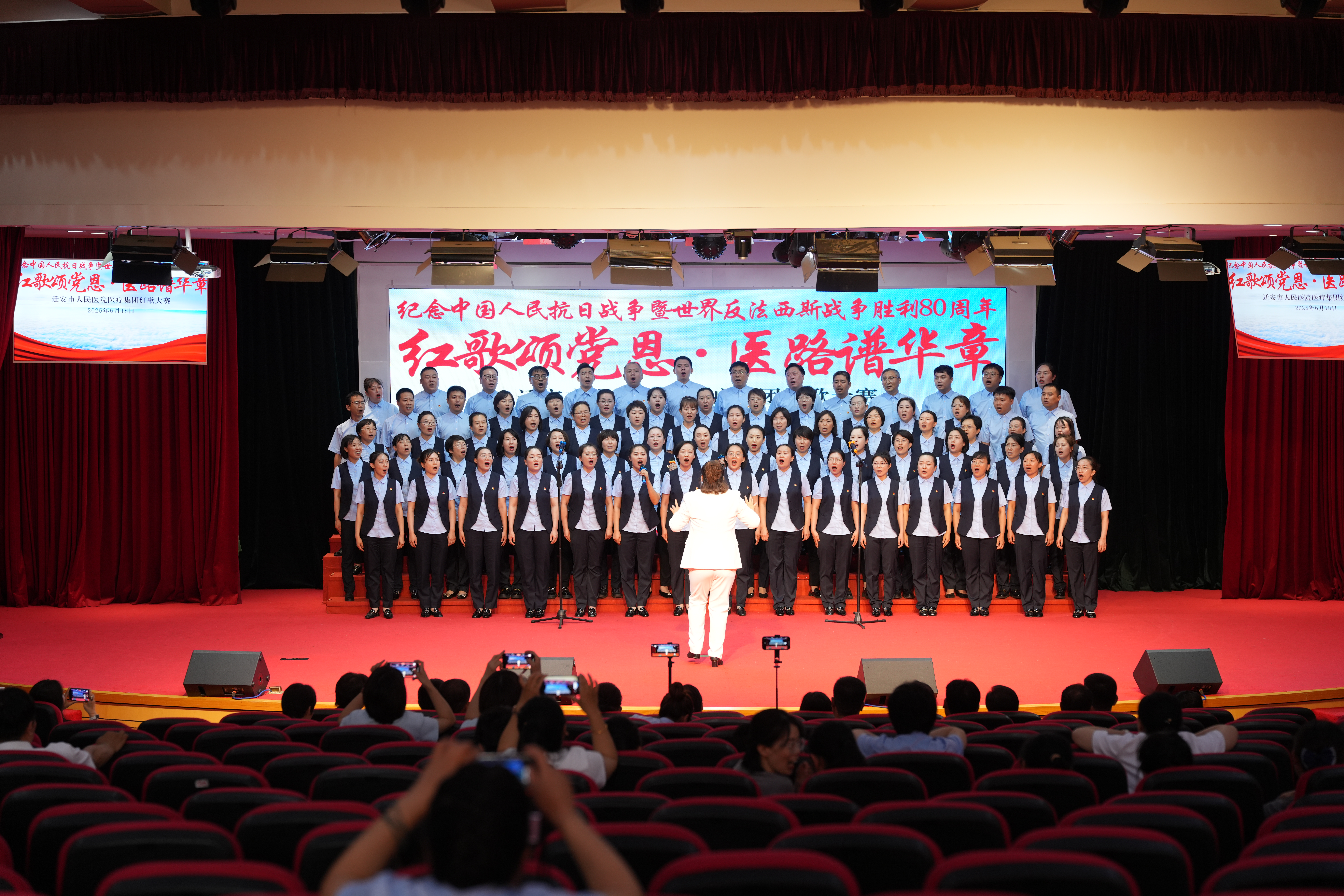 河北迁安：医护人员唱响爱国最强音_fororder_图为迁安市人民医院医疗集团医护人员正在演唱《祖国不会忘记》。张泽慧摄.JPG
