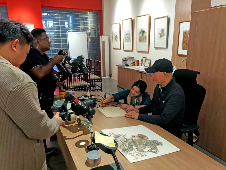 漫步中国·河北行丨斯里兰卡国家电视台摄制组走进石家庄体验“烙”笔生“画”