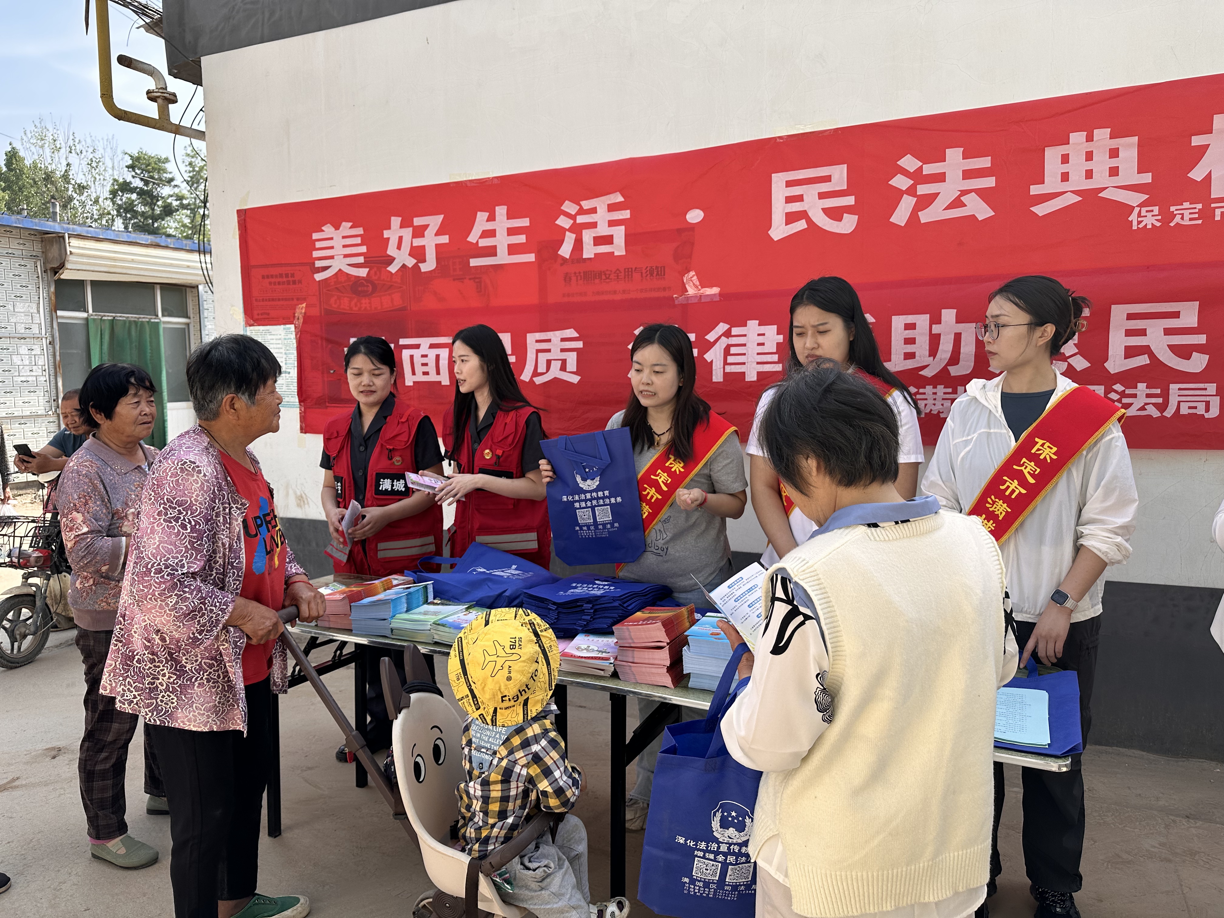保定市满城区：民法典“赶大集” 法治春风润民心_fororder_满城区司法局开展普法进农村活动 摄影 李梦瑶