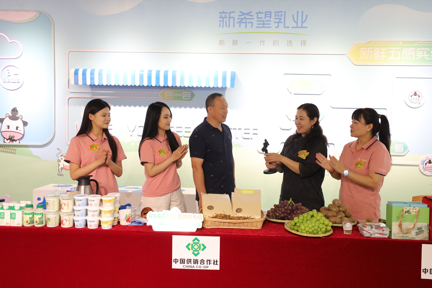 图片默认标题_fororder_满城融媒团队走进新希望乳业 摄影 田素然