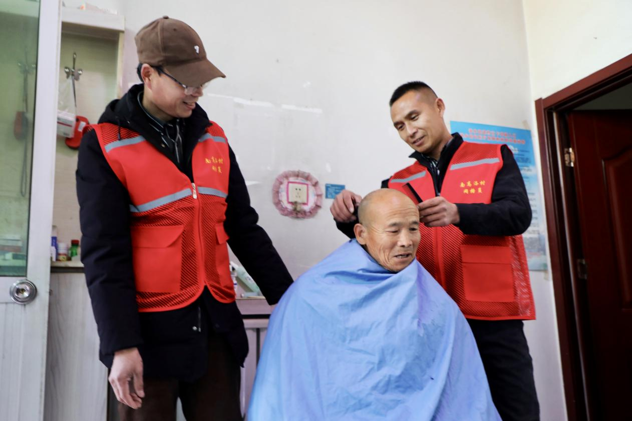 河北涞水：“周三服务日”为民排忧解难