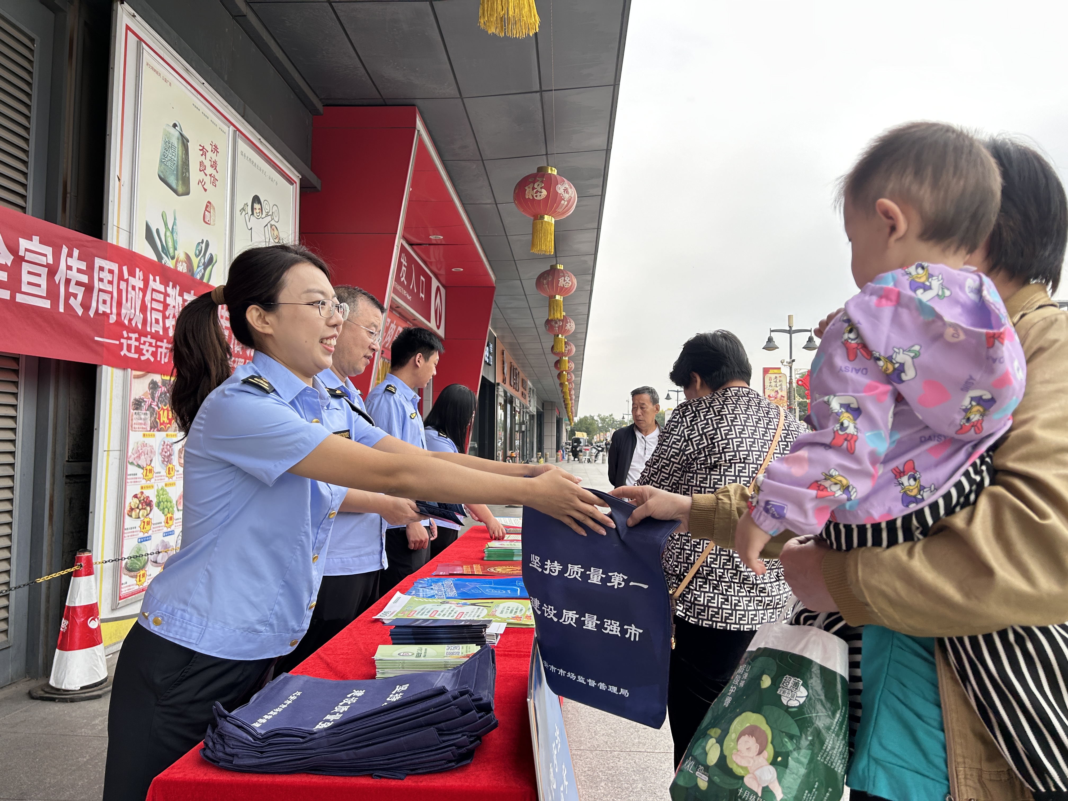 河北省迁安市开展2025年“质量月”主题宣传活动_fororder_图为工作人员向群众发放产品质量安全宣传材料。张楠楠摄