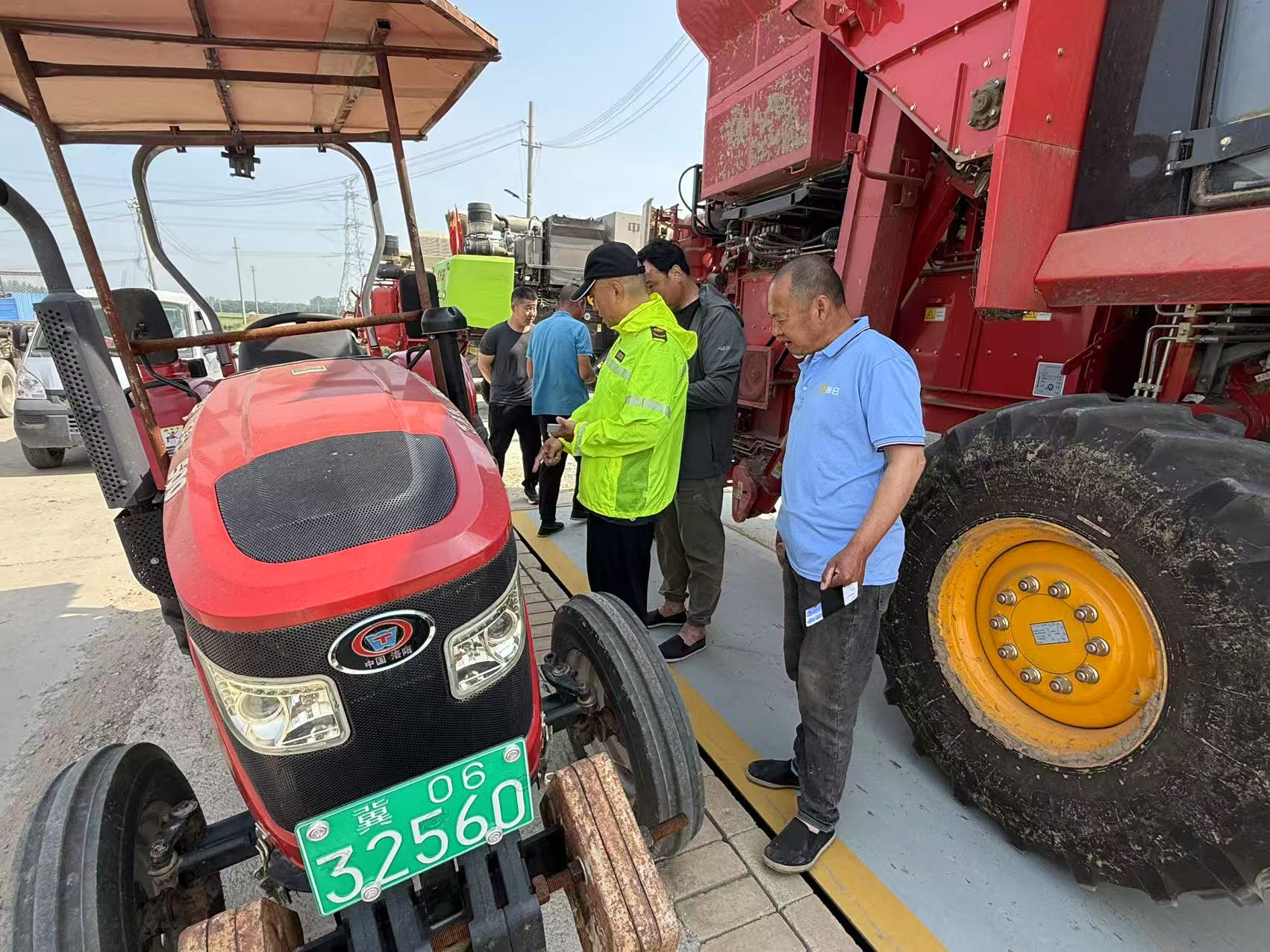 保定市满城区：送检下乡暖人心 筑牢农机安全防线_fororder_工作人员对农机进行检验 摄影 苏雅佳