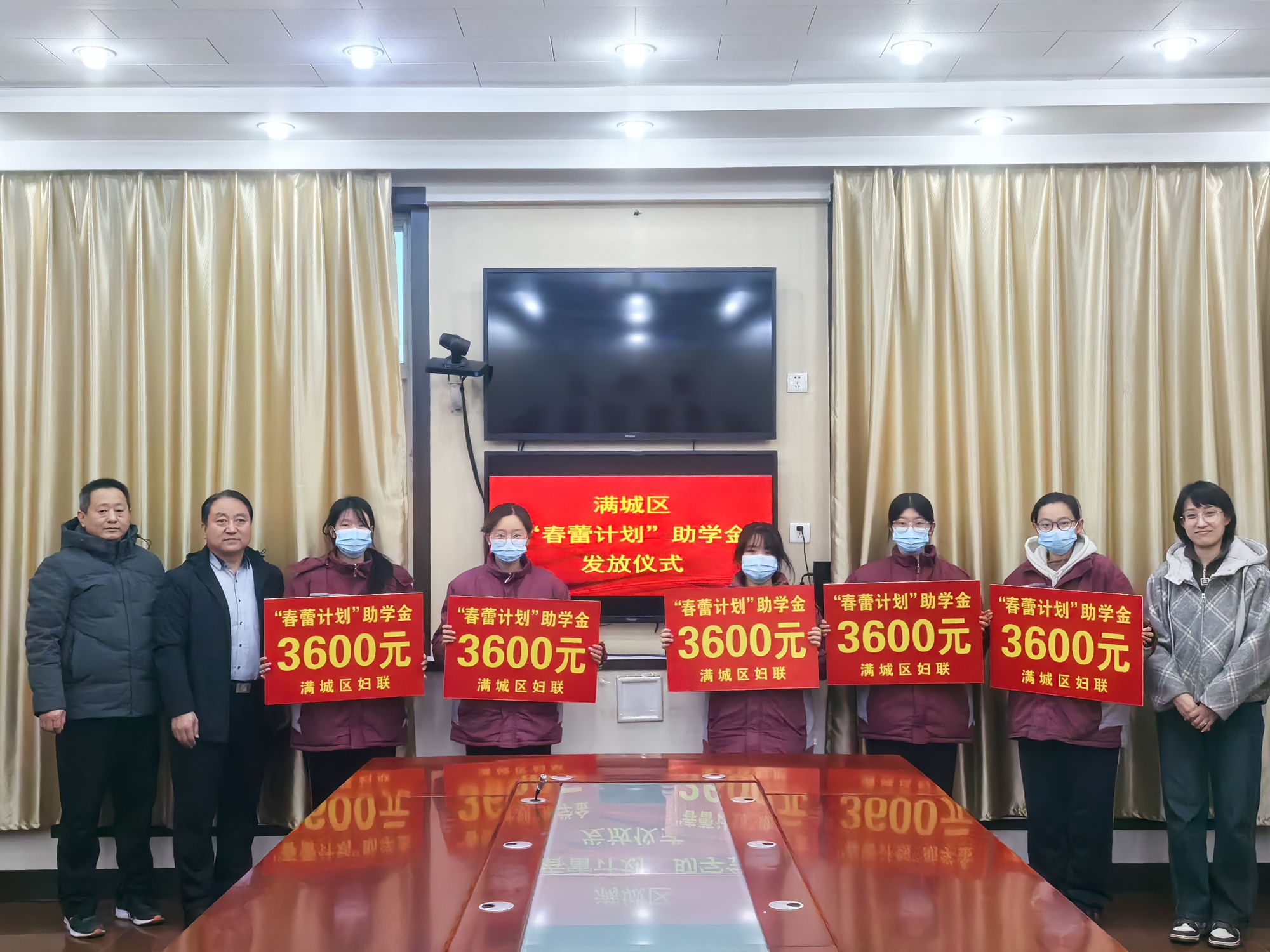 保定市满城区举行“春蕾计划”助学金发放仪式_fororder_满城中学困境女童获得“春蕾计划”助学金 摄影 袁子薇