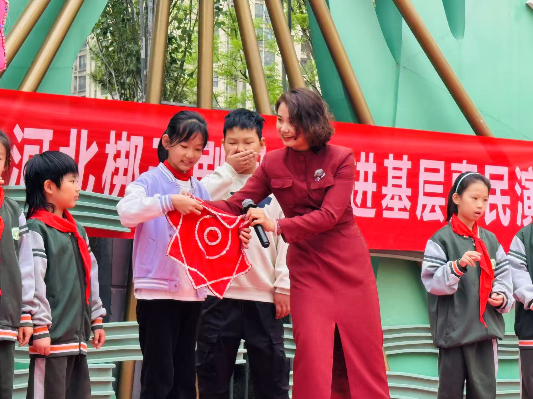 河北梆子进校园 非遗薪火润童心_fororder_微信图片_20250508111851