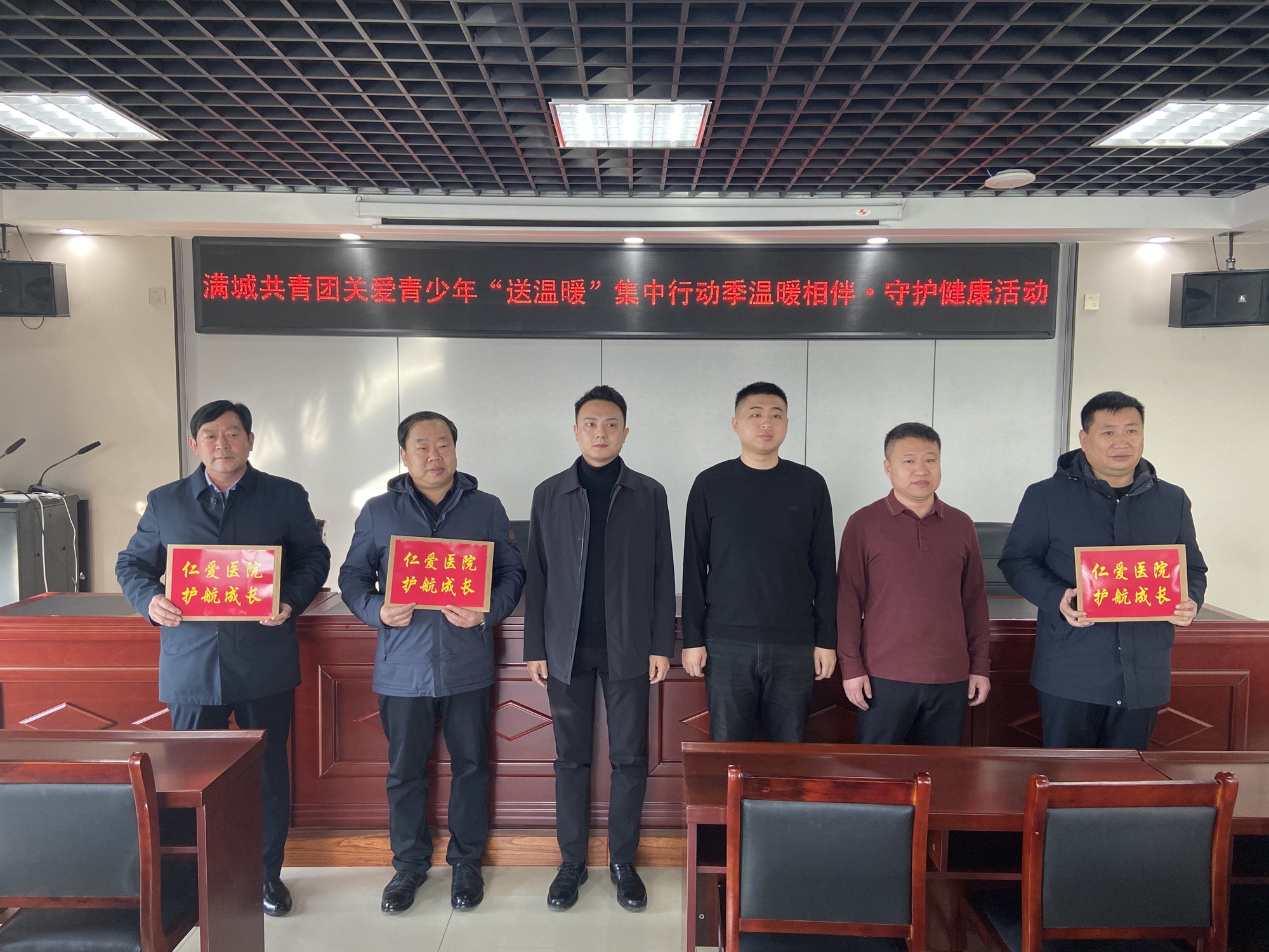 图片默认标题_fororder_现场将免费体检卡移交至学校负责人手中 摄影 韩思佳