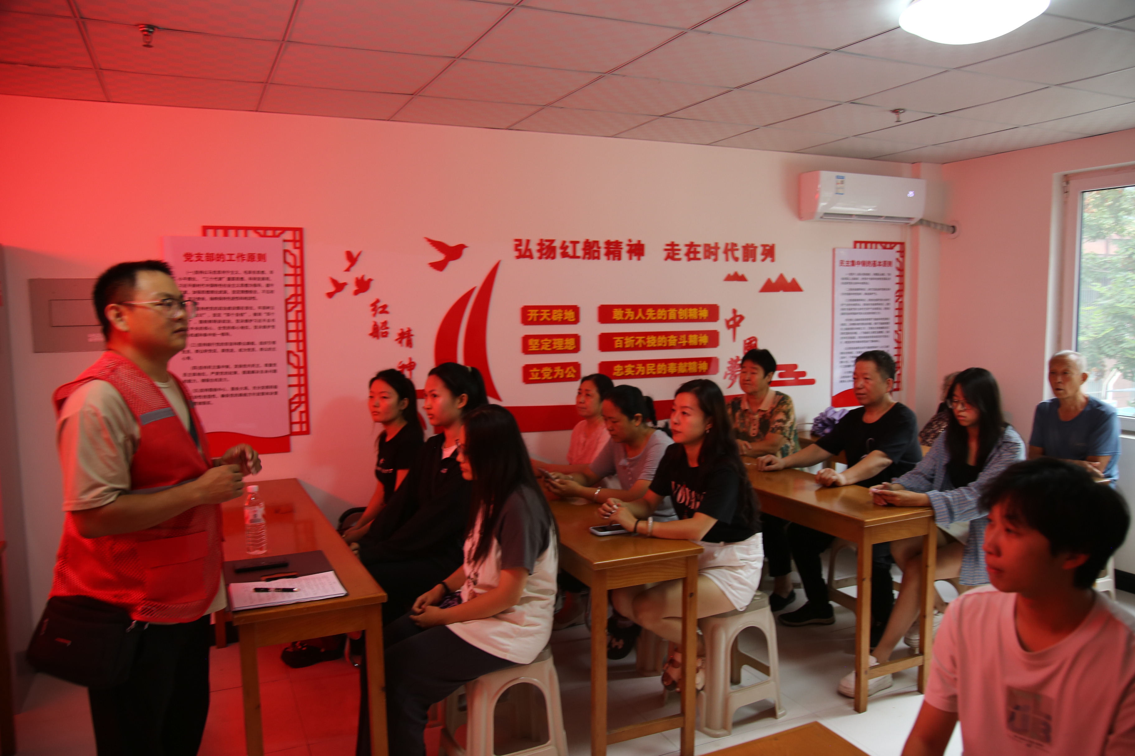 图片默认标题_fororder_现场征集文明城市创建意见和建议 摄影 张辰泽.JPG