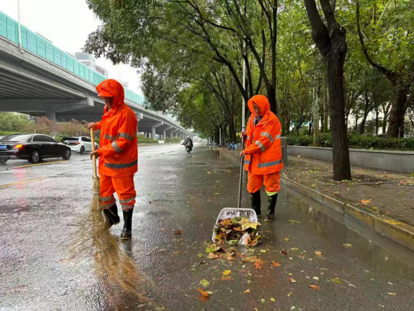 2_fororder_裕华区：环卫工人雨中坚守 保障道路洁净畅通291