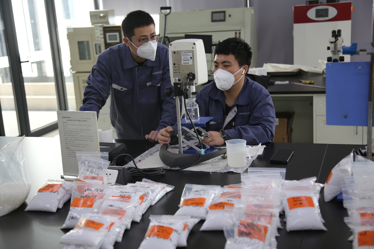 保定市满城区：新材料产业引领高质量发展_fororder_科研人员紧盯最新的实验数据 摄影 张辰泽.JPG