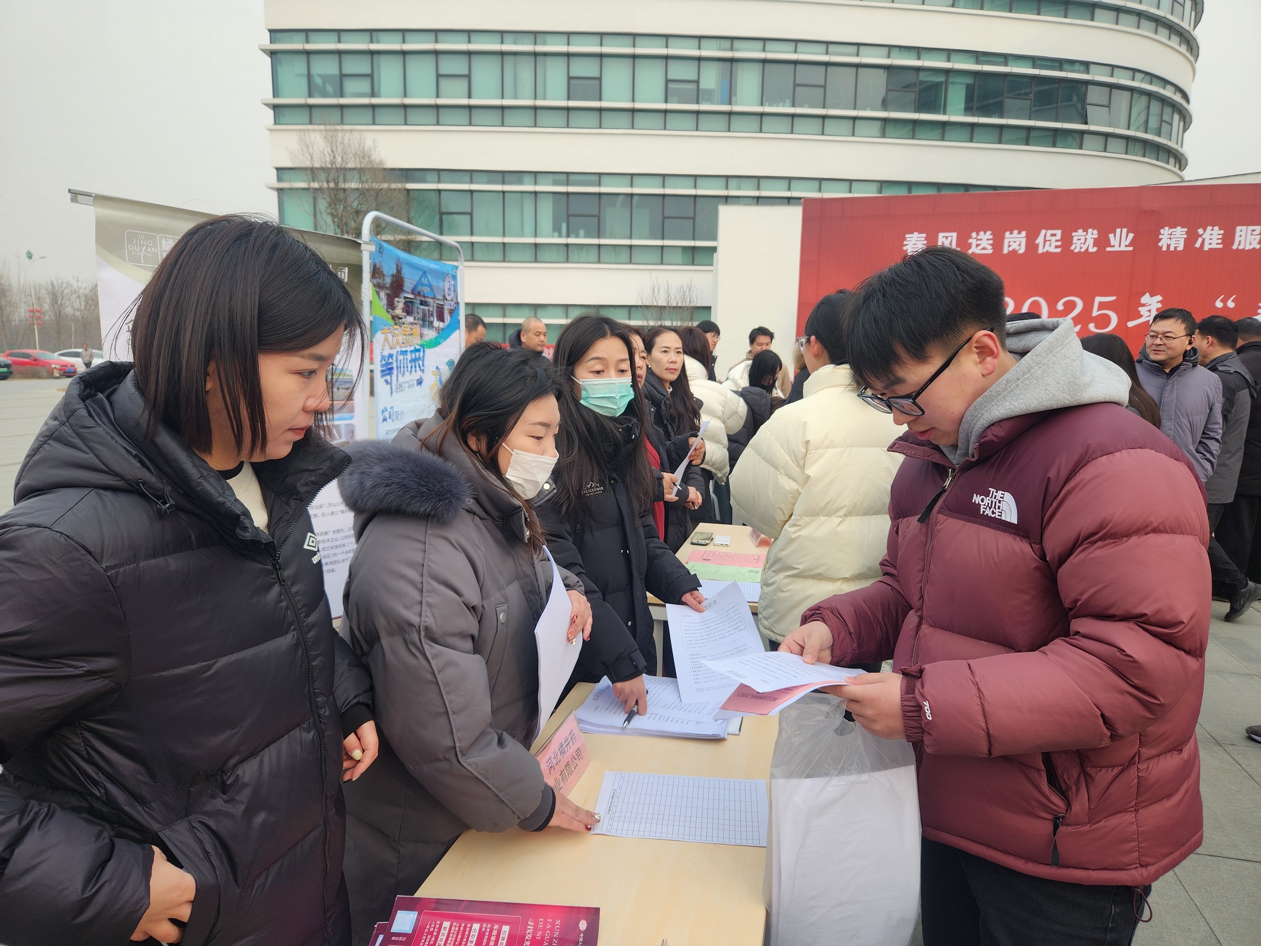 保定博野举办2025年春风行动现场招聘会