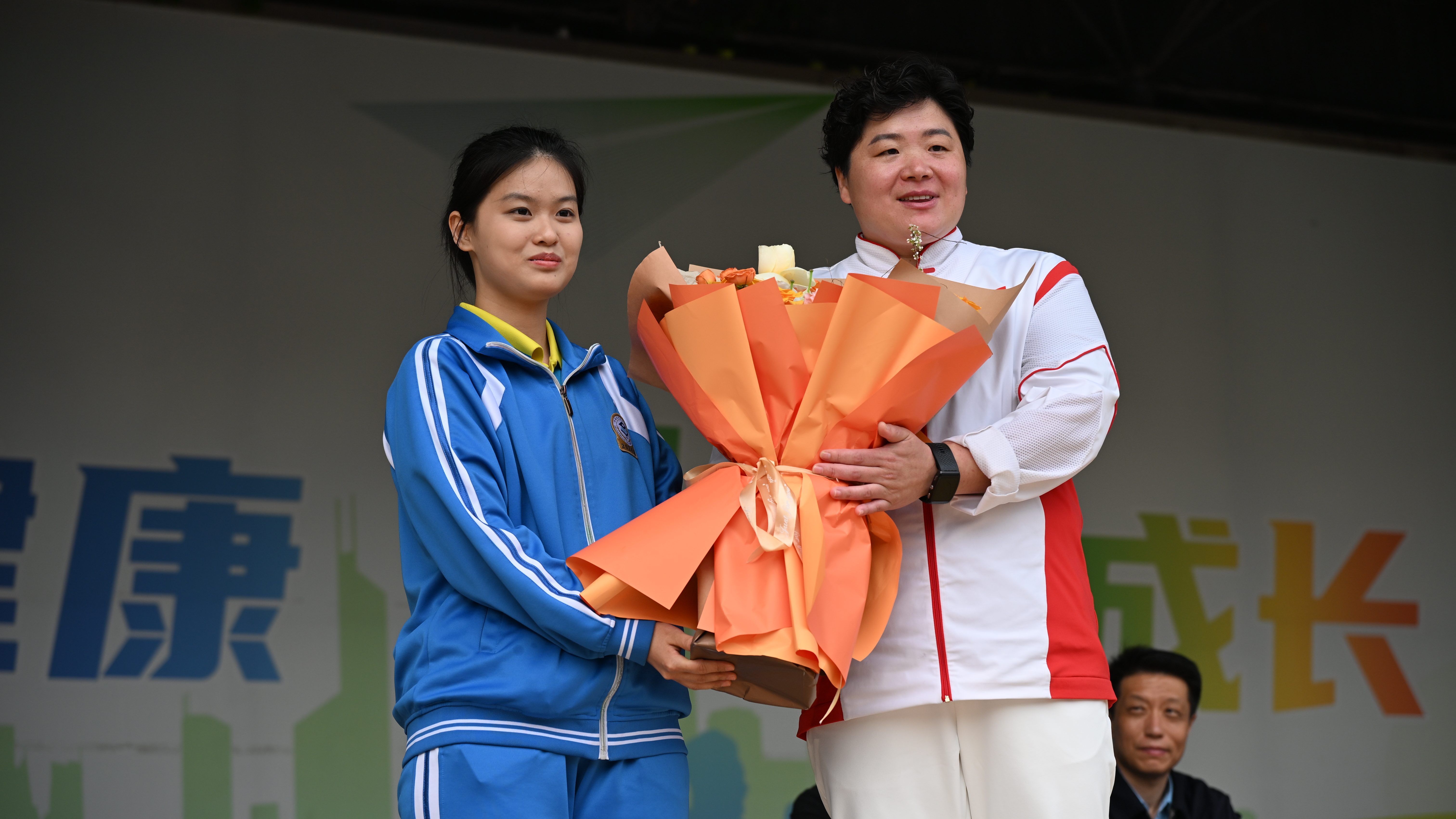 以冠军为榜样 以文明筑校园——巩立姣走进石家庄市第九中学开展励志宣讲