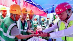 雄安：炎炎夏日送清凉  滴滴关怀暖人心