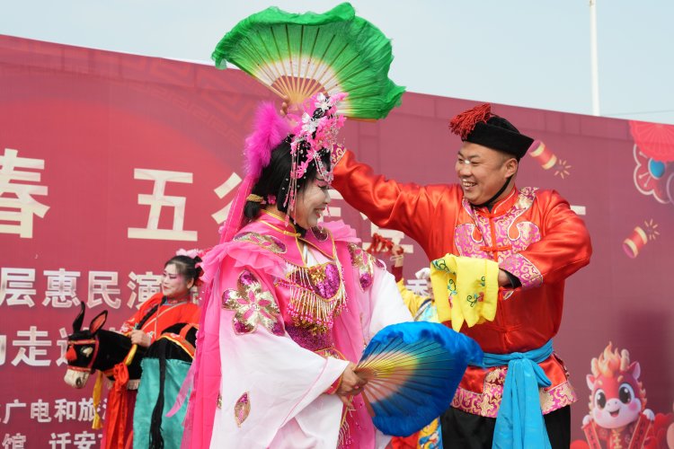 图片默认标题_fororder_图为秧歌表演。张泽慧摄