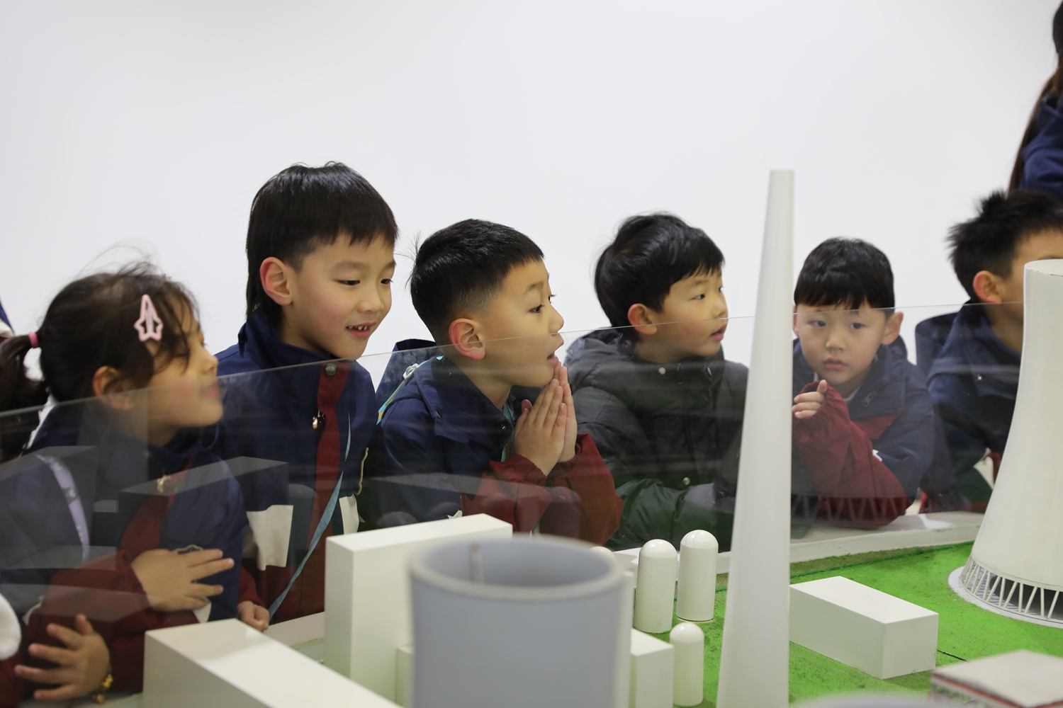 图片默认标题_fororder_幼儿参观模型 摄影 刘凡