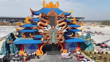 吴桥杂技幻乐城“五一”开门迎客_fororder_6203b680-7616-4335-b072-db21e8d94275