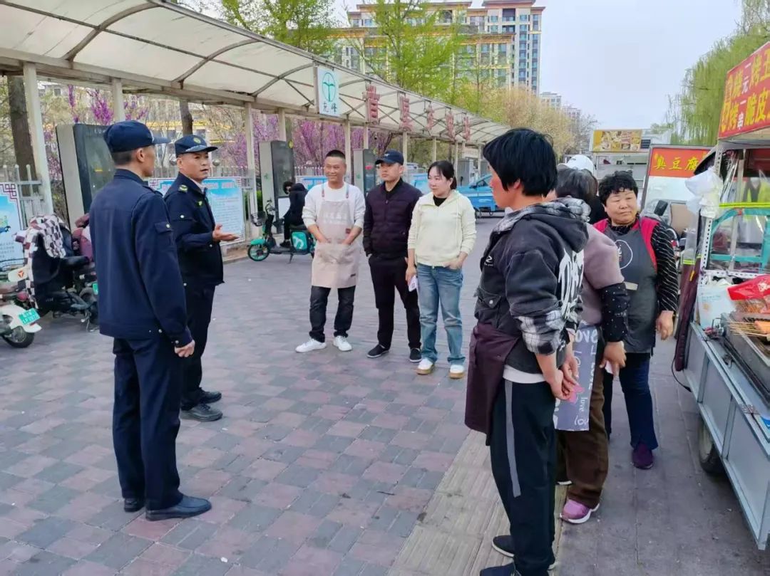 河北遵化：便民“微”市场为城市管理添“温度”_fororder_遵化市城管局执法队员与摊主交流意见。中共遵化市委宣传部供图