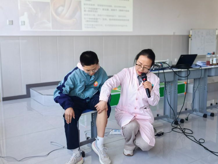河北唐县：中医进校园 文化润心田_fororder_现场演示穴位位置