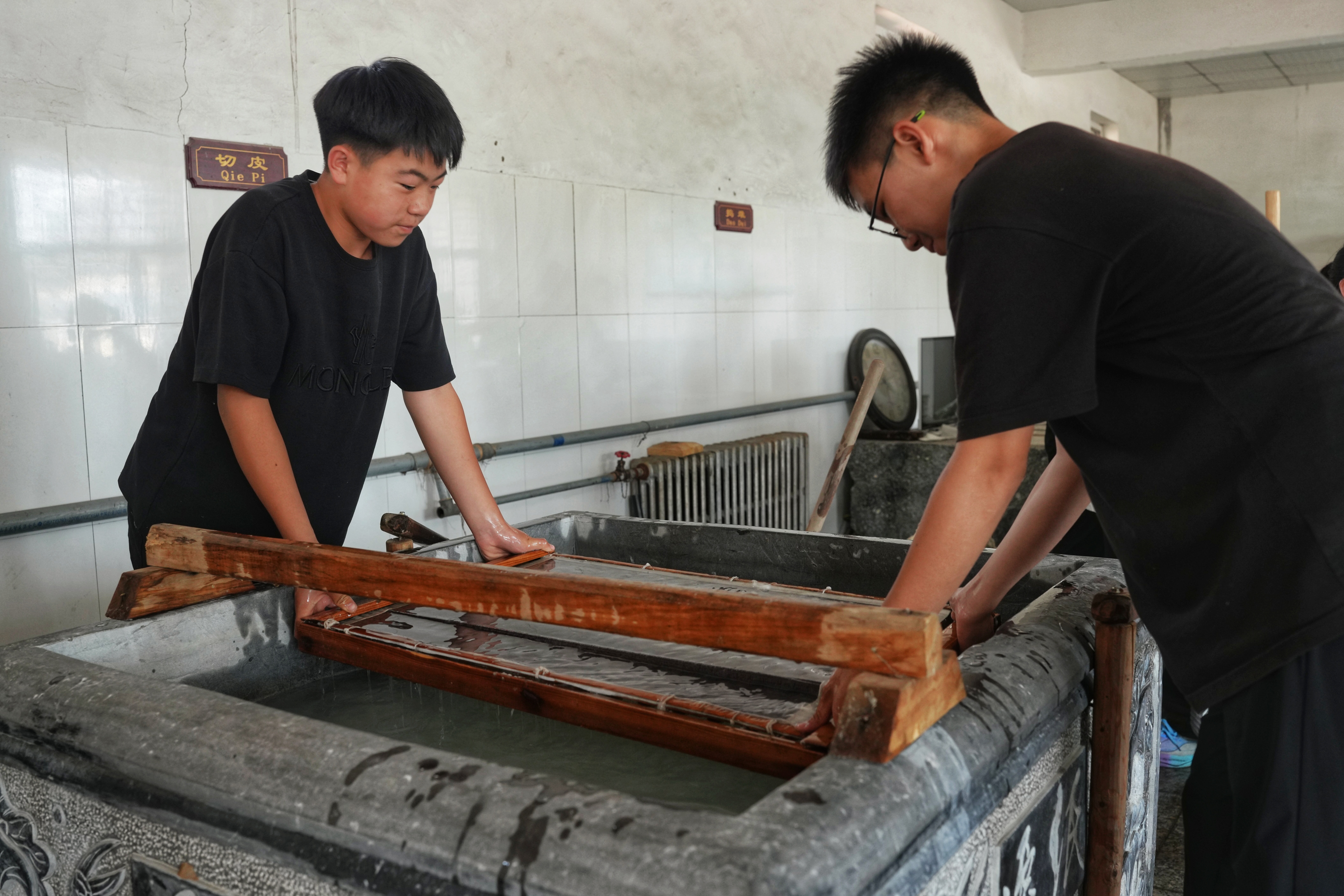 河北迁安：童心探非遗 迁纸传薪火_fororder_近日，迁安市阎家店镇完全小学学生正在体验手工造纸抄纸工序。张泽慧摄